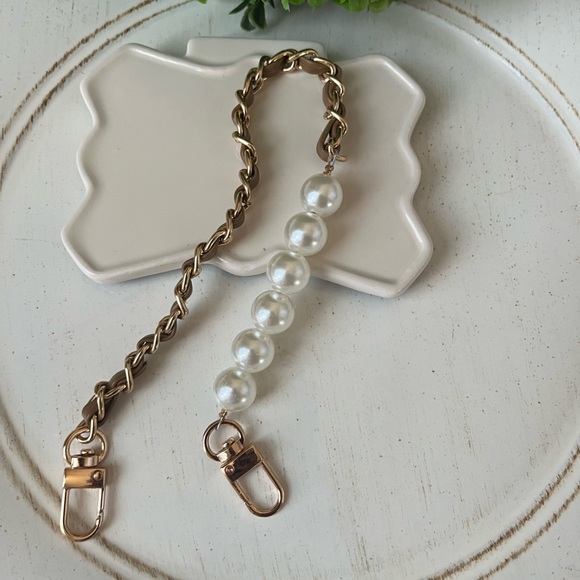 Fashion gold tone and Faux Pearl wristlet strap (1) - Picture 5 of 5